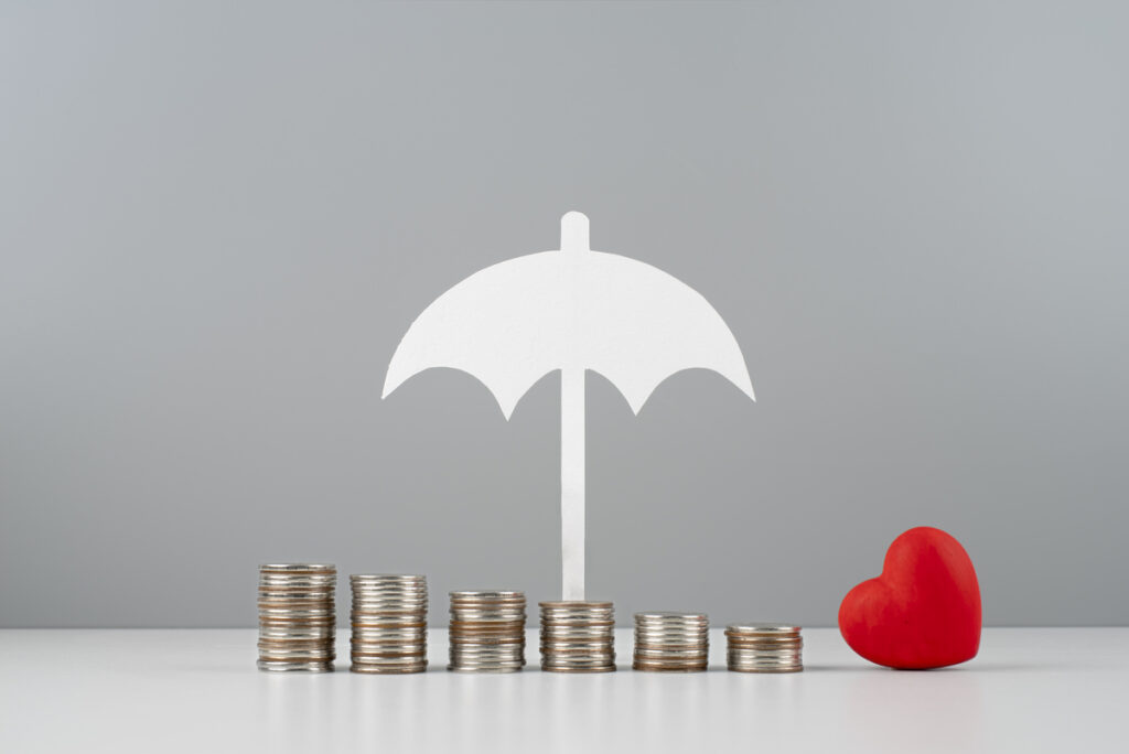 Paraguas que protege el dinero, que ilustra los beneficios financieros del seguro de vida.