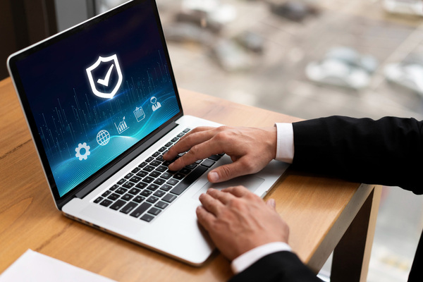 La imagen muestra por qué el seguro de responsabilidad cibernética es esencial para las empresas
