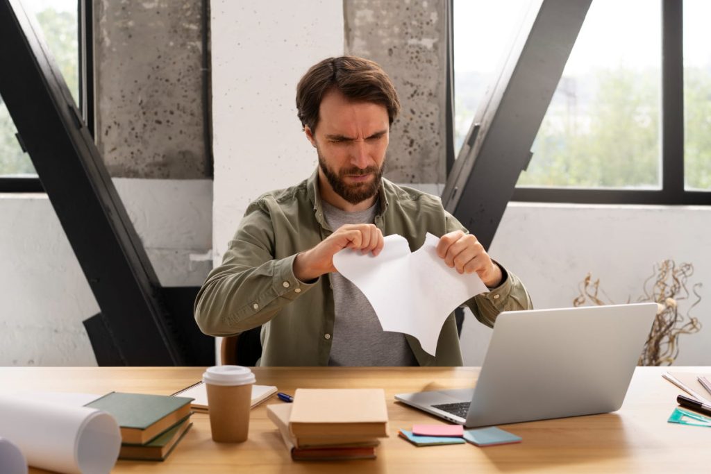 Una persona rompiendo un papel en dos 