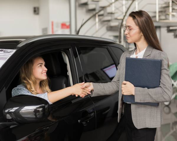 Agente de seguros que ayuda a una mujer con sus reclamaciones