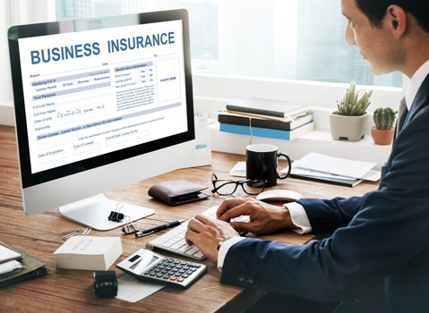 Profesional que revisa diferentes tipos de información de seguros comerciales en línea.