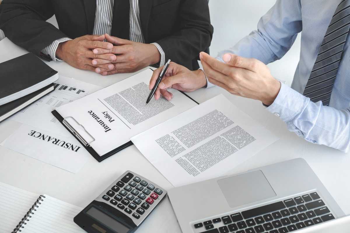 Agente de seguros comerciales explicando cuidadosamente las pólizas.