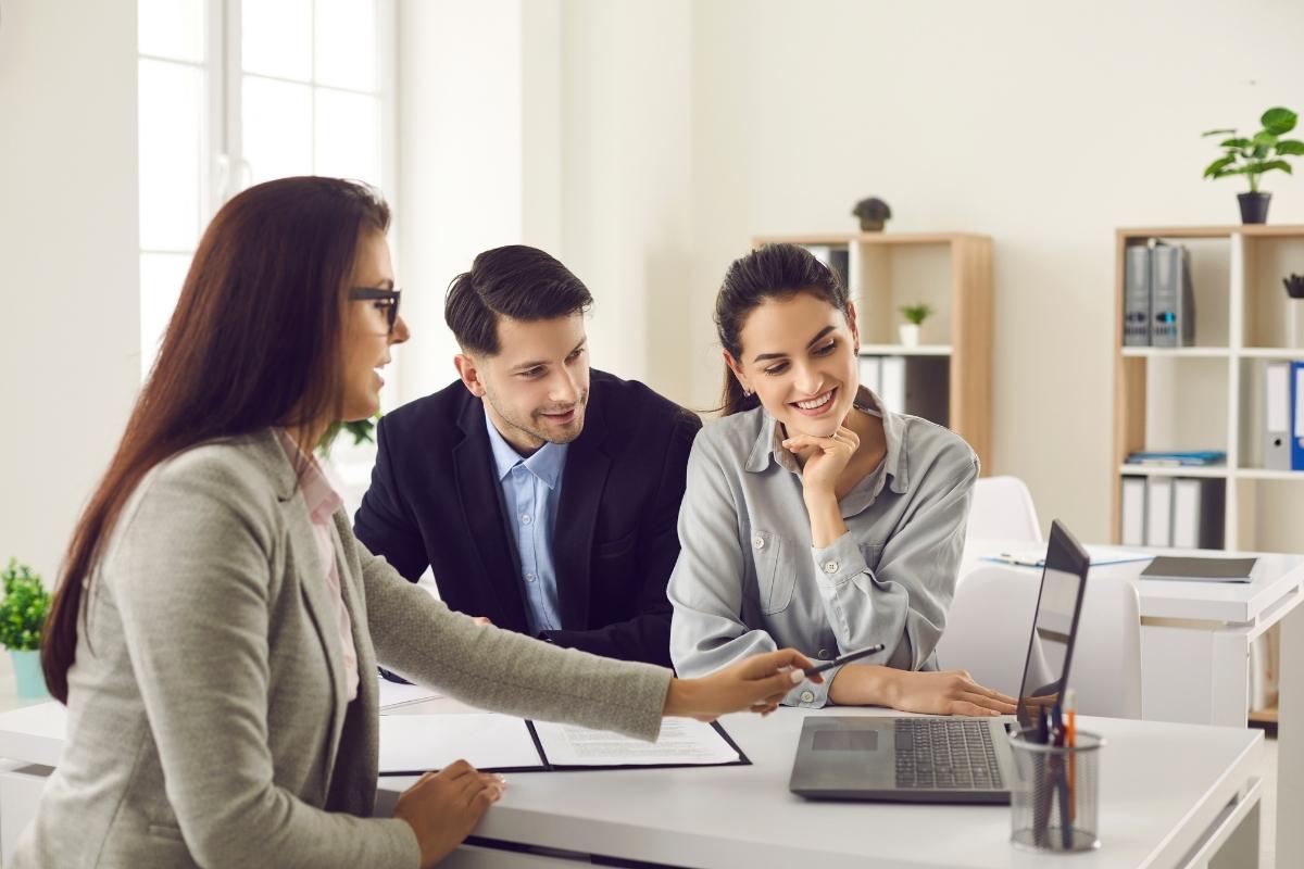 Pareja comparando seguros de responsabilidad civil y comerciales