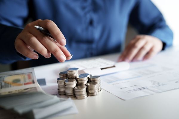 Hombre que paga el seguro mensual de una pequeña empresa