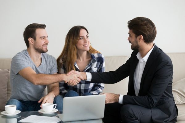 Pareja eligiendo seguros de responsabilidad civil o comerciales