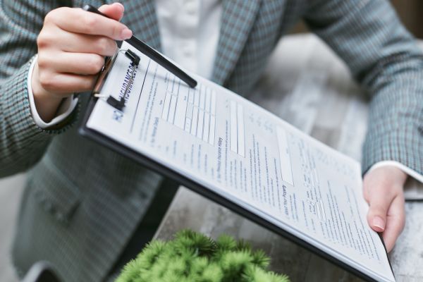 Agente de seguros comerciales explicando el formulario de seguro.