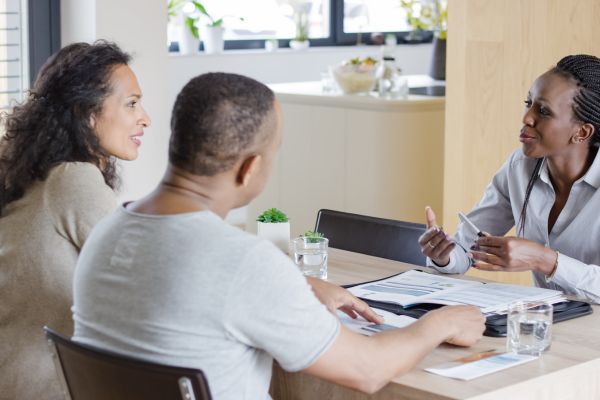 Corredor de seguros hablando con dueños de negocios.