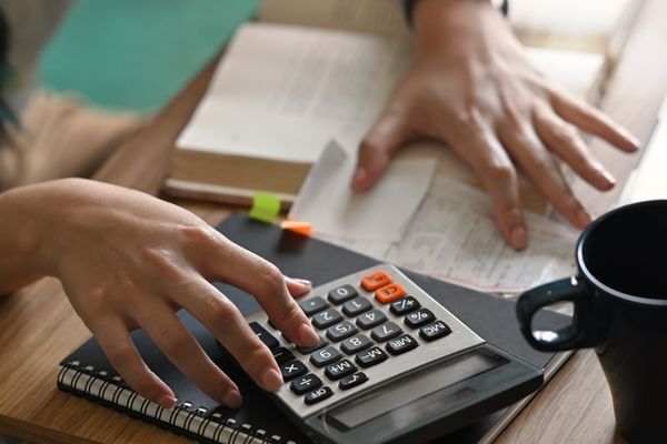 Mujer que paga el seguro anual de su pequeña empresa