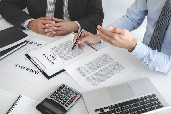 Agente de seguros con licencia que explica las opciones de pago