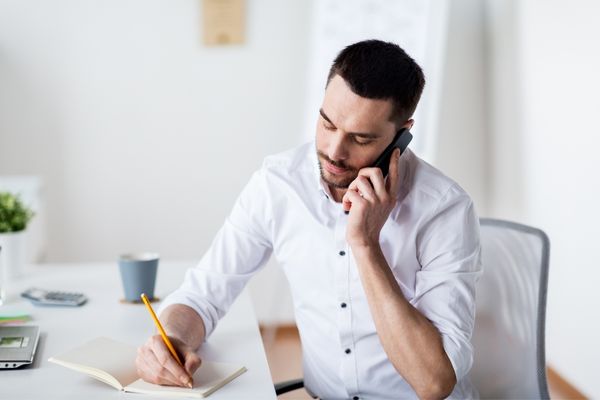 Hombre llama a un agente de seguros para pedir ayuda