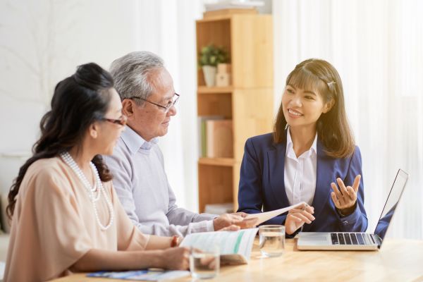 Los propietarios de empresas de edad avanzada obtienen un seguro comercial.