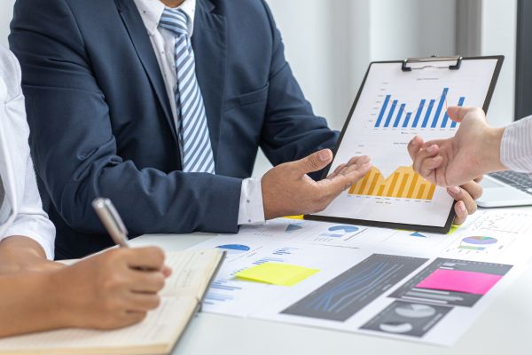 Una reunion de empresa en la que se discuten sus gastos
