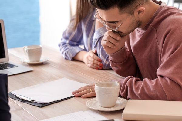 Pareja revisando los detalles de la póliza de seguro de responsabilidad civil