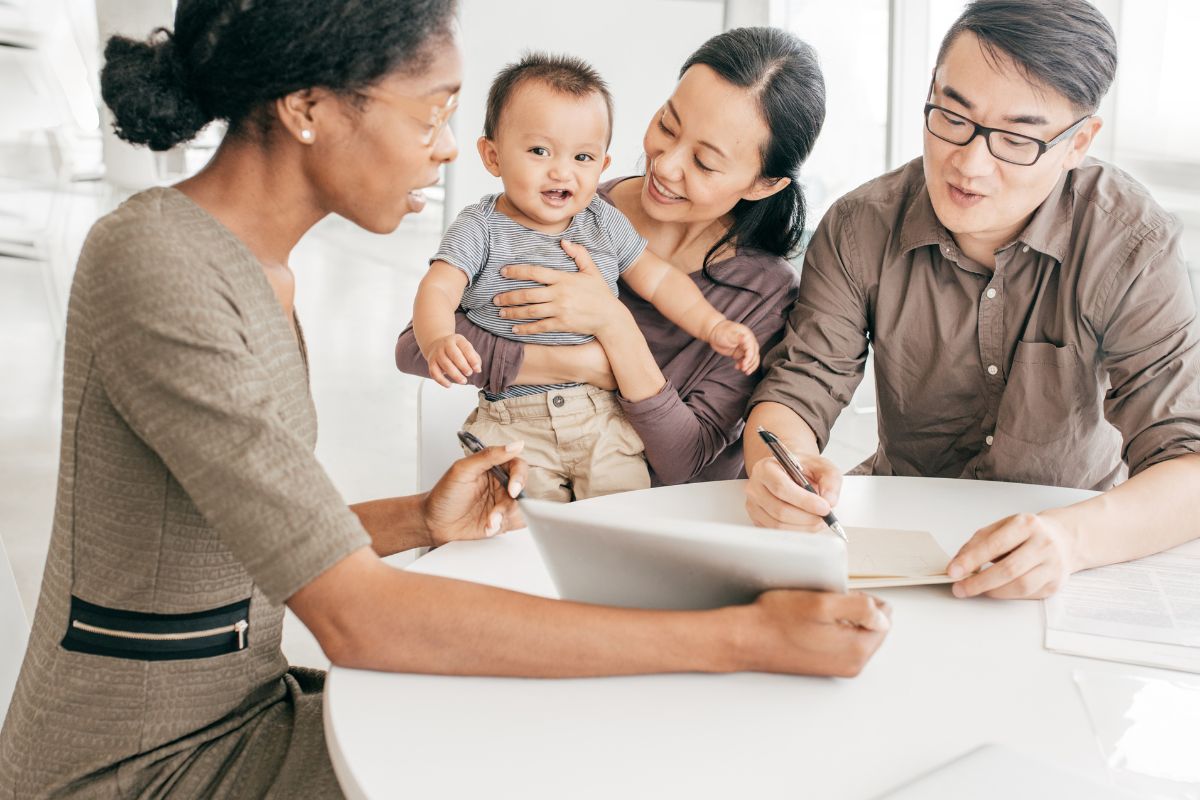 Familia asegurando plan de seguro de vida con corredor.