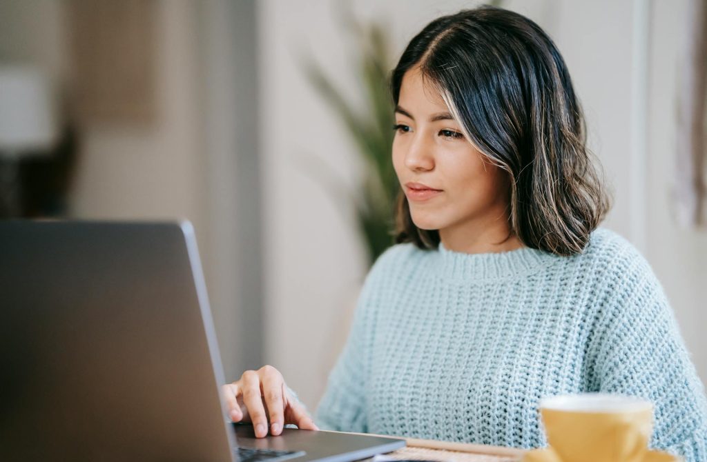 Una mujer comparando cotizaciones de seguros de diferentes compañías. 